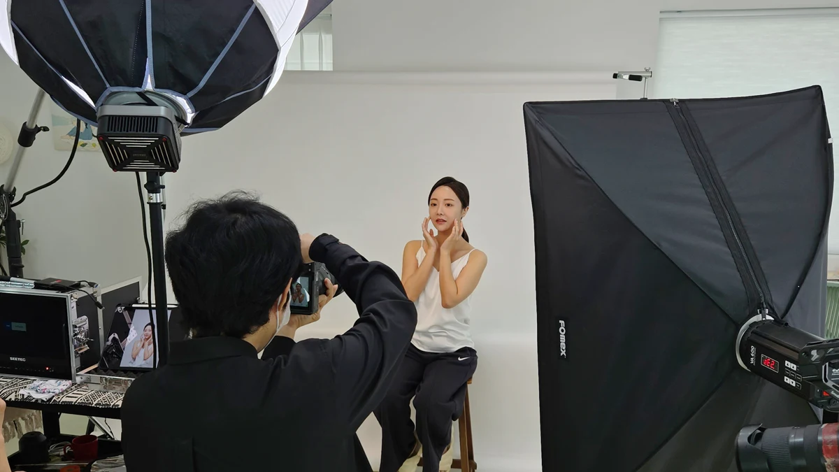 스튜디오에서 조명을 조율하며 진행하는 뷰티 촬영 현장