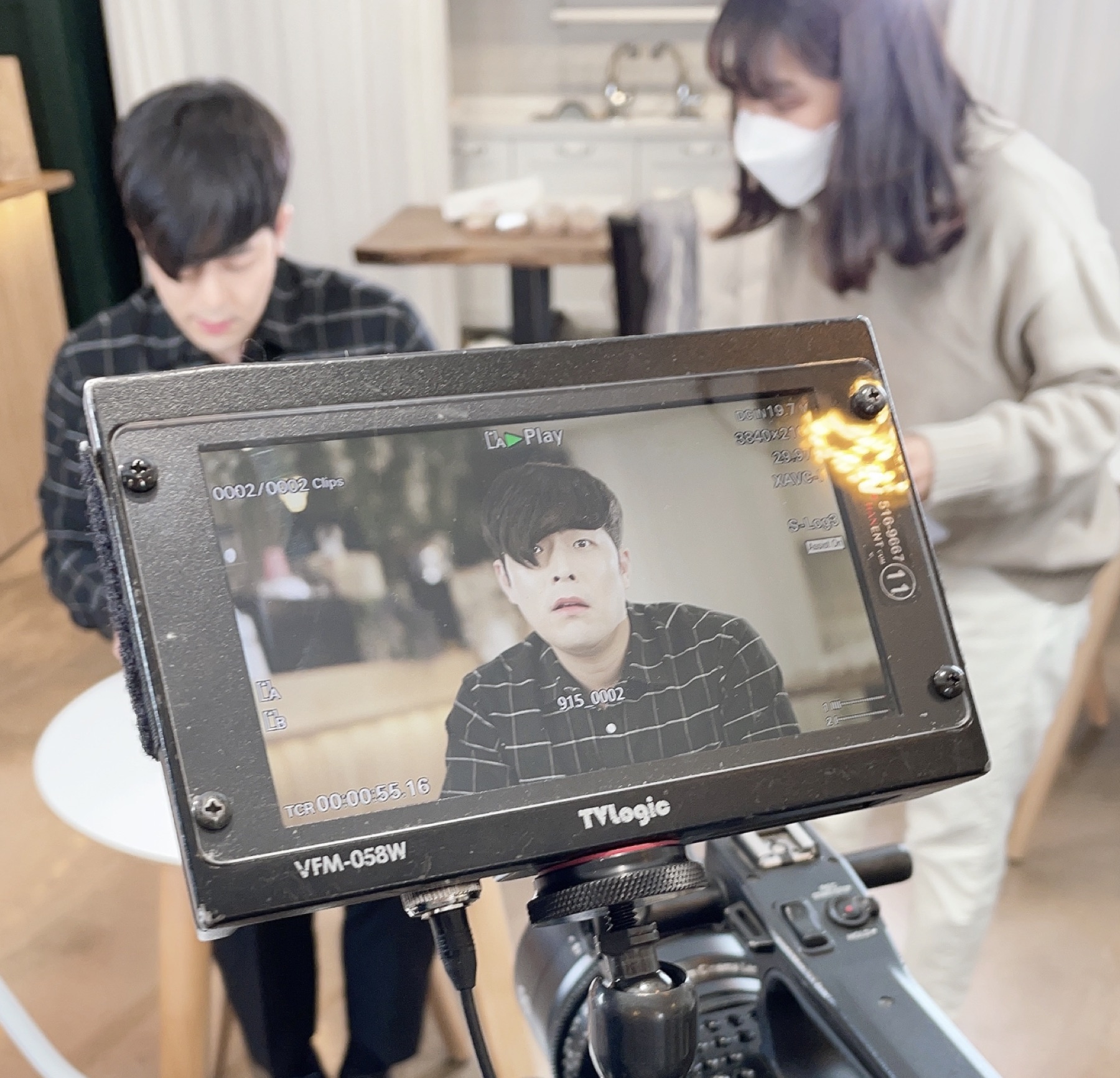 촬영 모니터로 화면을 확인하는 제작 현장